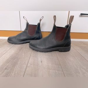 Blundstone-Original #500 Stout Brown, women’s 9, men’s 7. Worn once! $180 🙂